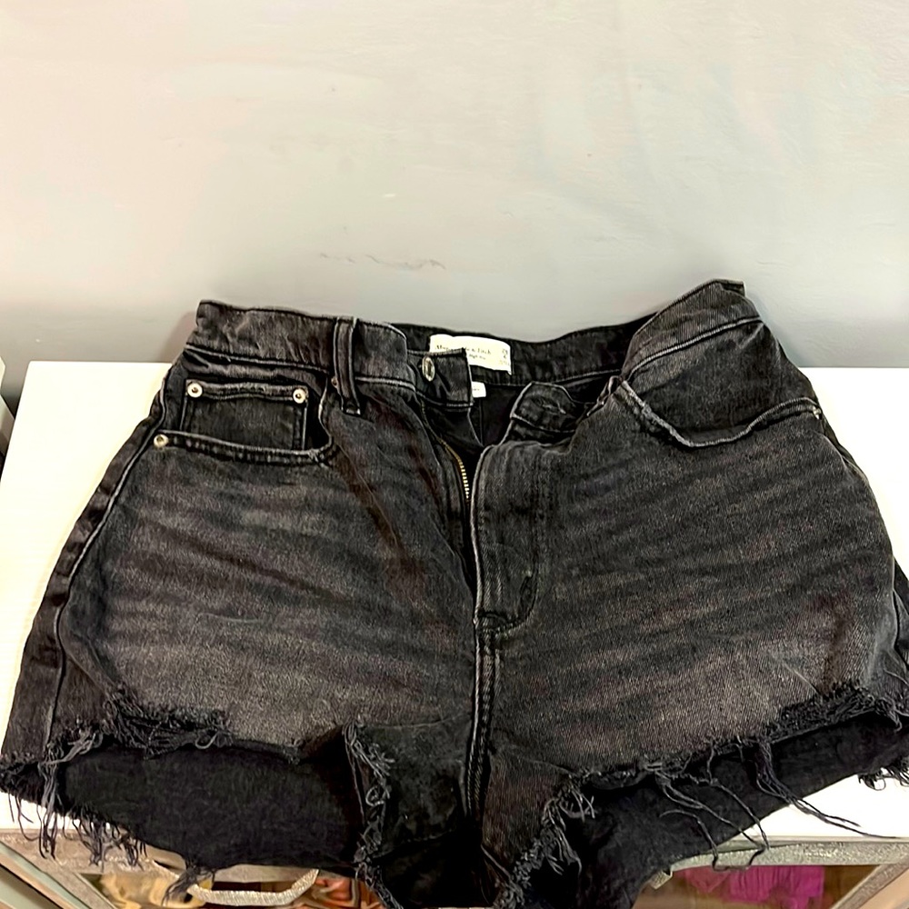 Abercrombie curve love black cutoffs